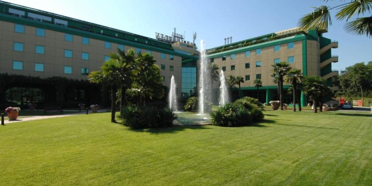 Monrif vende l’immobile che ospita l’Hotel Royal Garden di Assago