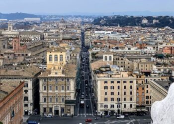 Amundi Re Italia affitta a Tommy Hilfiger un negozio in via del Corso