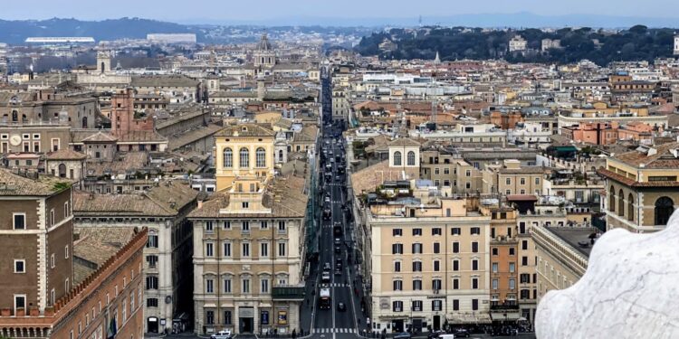Amundi Re Italia affitta a Tommy Hilfiger un negozio in via del Corso