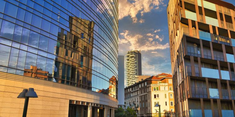 Mercato immobiliare, come sarà il 2024? Uffici e logistica trainano la ripresa