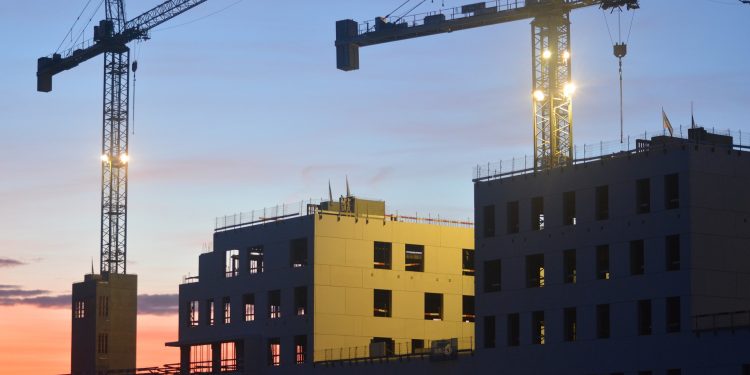 Negativo il settore immobiliare in Borsa nel 2023, tengono le società di costruzioni