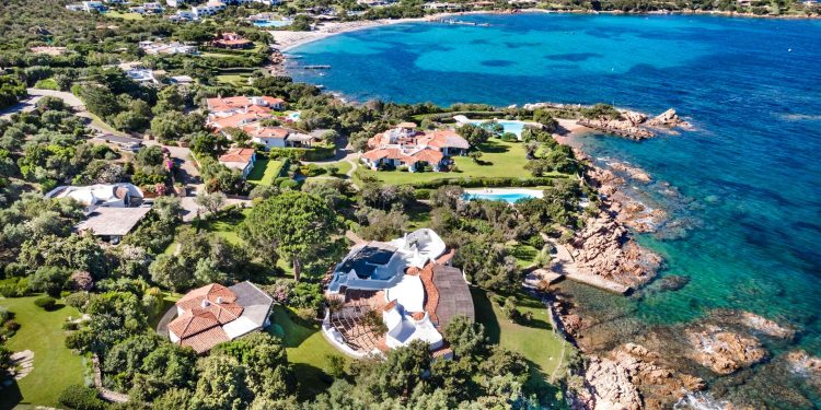 Vendita record in Costa Smeralda: proprietà ceduta per oltre 160 milioni di euro