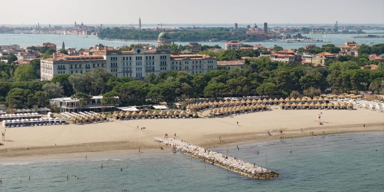 Nuova vita per l’hotel Des Bains, accordo con le banche per Coima e Eagle Hills