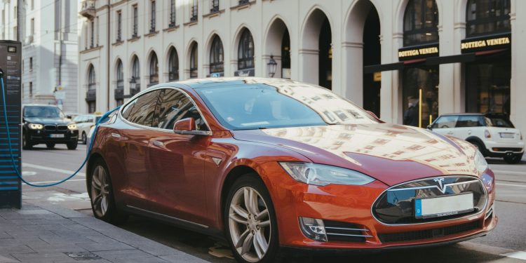Casa, in media distano 421 metri da colonne ricarica per auto elettriche