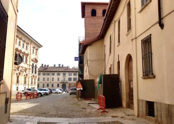 Restaurata a Pavia la facciata di Palazzo Piazza Borromeo, torna visibile dopo vent’anni