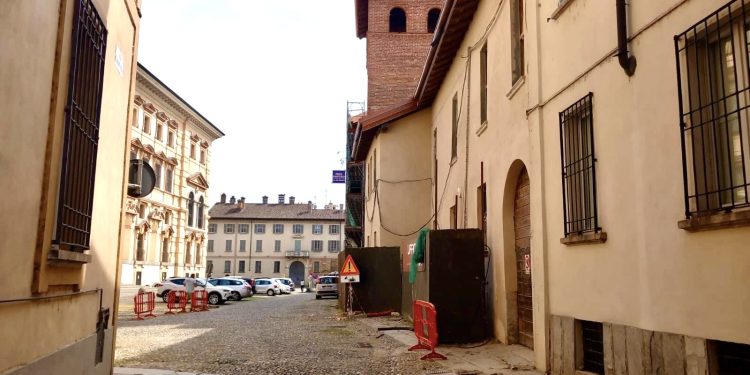 Restaurata a Pavia la facciata di Palazzo Piazza Borromeo, torna visibile dopo vent’anni